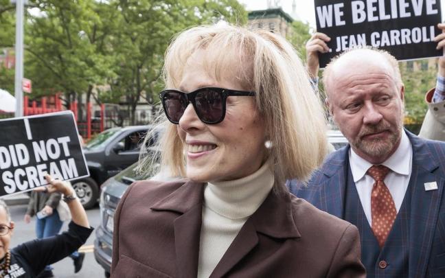 E. Jean Carroll a su llegada a la Corte federal. E. Jean Carroll a su llegada a la Corte federal.