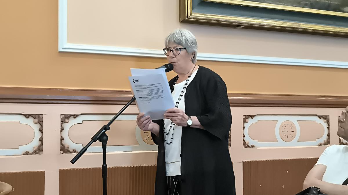 Pilar Garaialde, representante de Egiari Zor Fundazioa, explicando la moción para la retirada de honores y condecoraciones a Melitón Manzanas