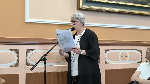 Pilar Garaialde, representante de Egiari Zor Fundazioa, explicando la moción para la retirada de honores y condecoraciones a Melitón Manzanas