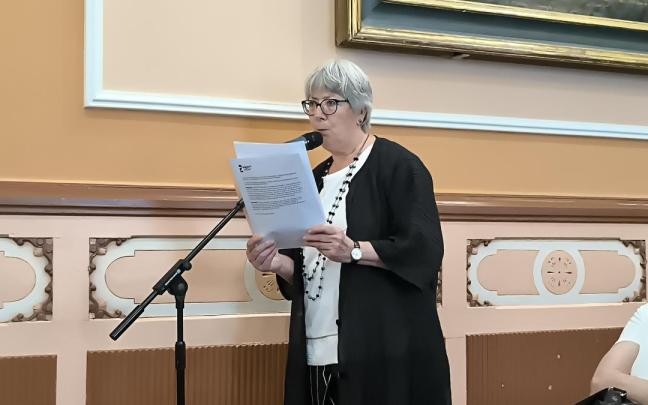 Pilar Garaialde, representante de Egiari Zor Fundazioa, explicando la moción para la retirada de honores y condecoraciones a Melitón Manzanas
