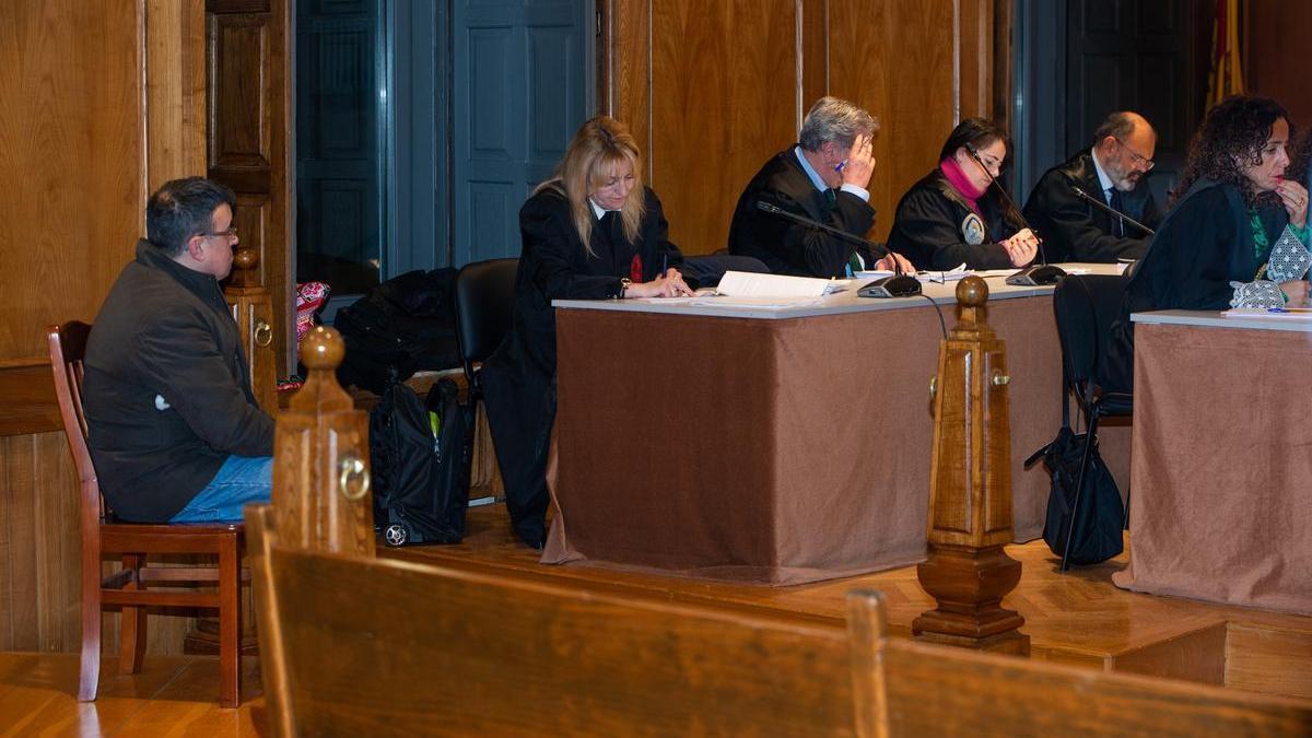 Jose Luis Abet (i) durante la lectura del veredicto.