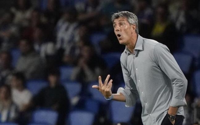 Imanol Alguacil da instrucciones desde la banda de Anoeta. / RUBEN PLAZA