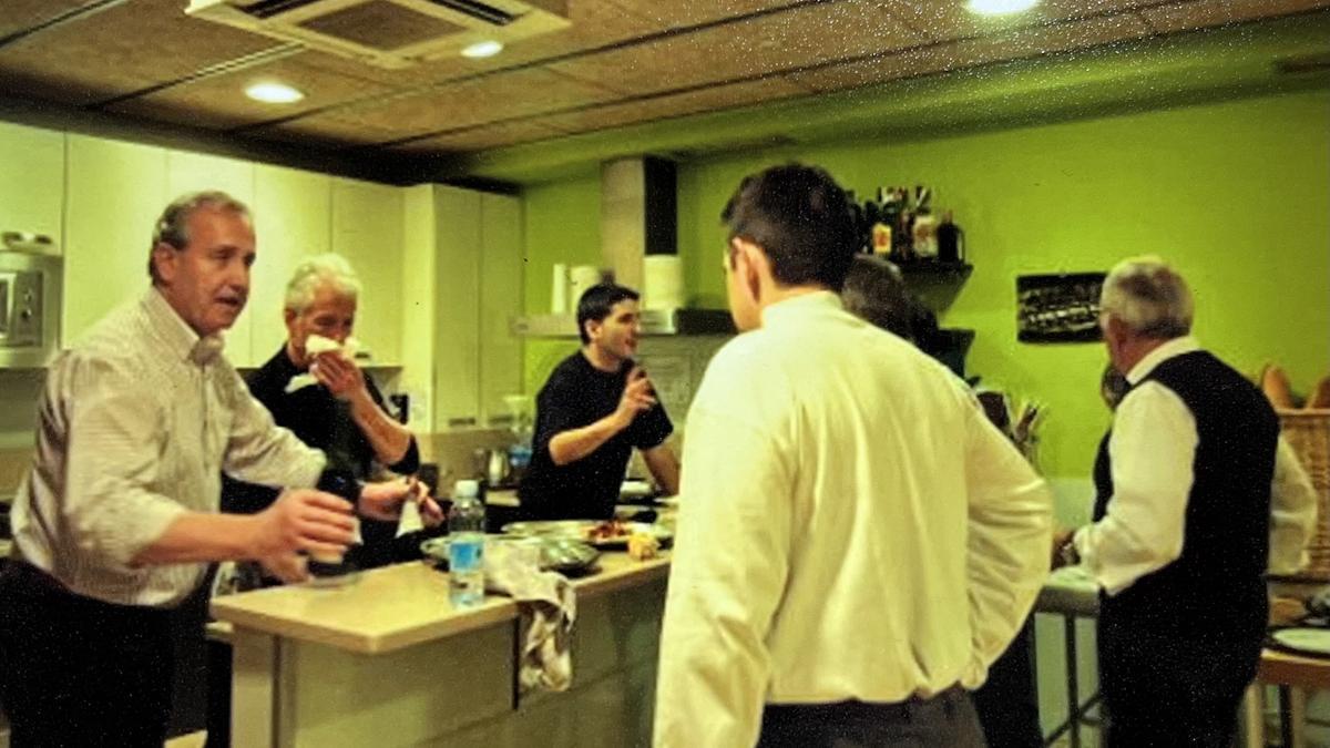 Los hombres en la cocina del Batzoki de Beasain preparando la cena del 8 de marzo