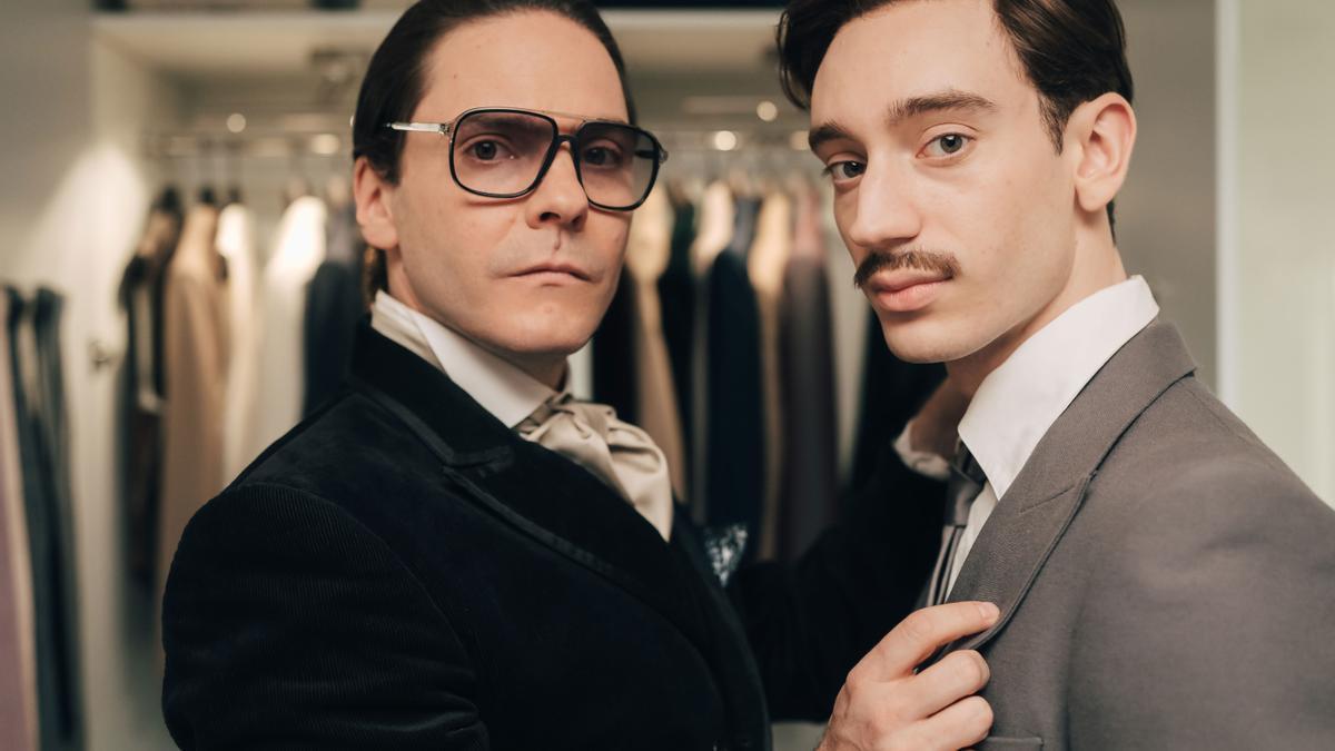 Daniel Brühl y Theodore Pellerin en la serie ‘Becoming Karl Lagerfeld’