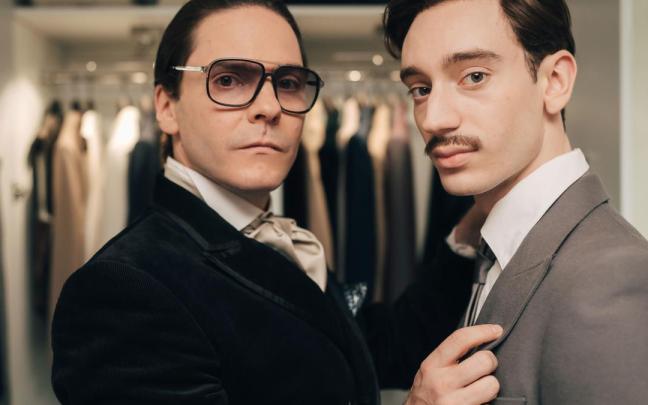 Daniel Brühl y Theodore Pellerin en la serie ‘Becoming Karl Lagerfeld’ / Disney+ Daniel Brühl y Theodore Pellerin en la serie ‘Becoming Karl Lagerfeld’