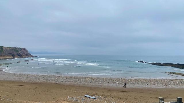 La playa de Itzurun este miércoles llena de piedras.