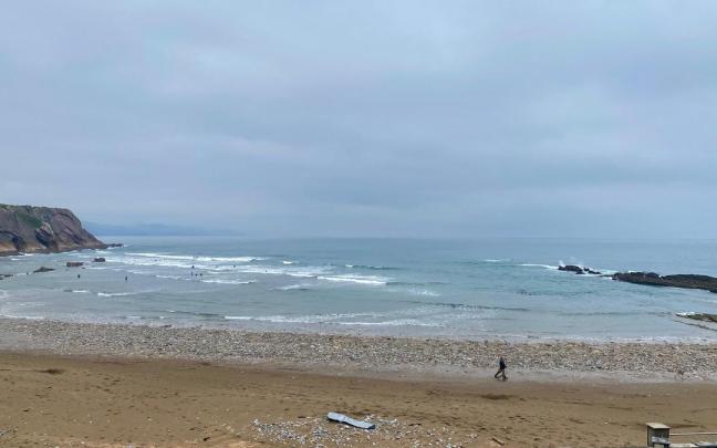La playa de Itzurun este miércoles llena de piedras.