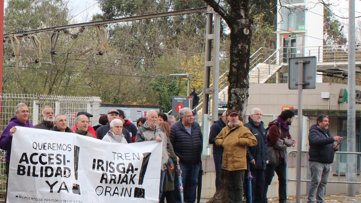 Última concentración de protesta en la estación Abaroa-San Miguel con el ascensor averiado al fondo