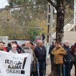 Última concentración de protesta en la estación Abaroa-San Miguel con el ascensor averiado al fondo