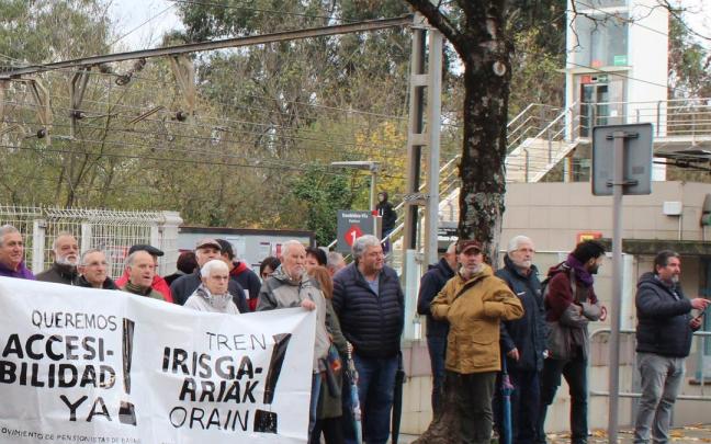 Última concentración de protesta en la estación Abaroa-San Miguel con el ascensor averiado al fondo