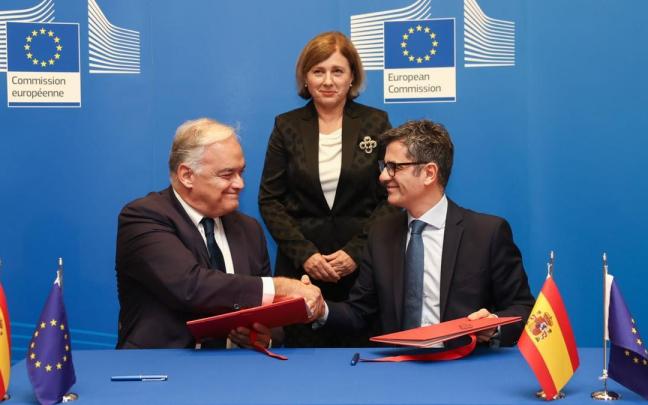 Esteban González Pons y Félix Bolaños suscriben en Bruselas el pacto para renovar el CGPJ bajo la tutela de la vicepresidenta de Valores y Transparencia de la UE, Vera Jourová.