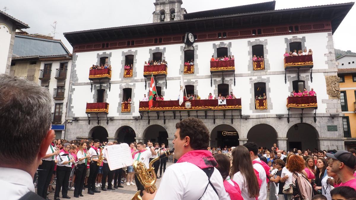 Los azpeitiarras cuentan ya los días para que la alegría y la música inunde sus calles la víspera del día de San Ignacio.