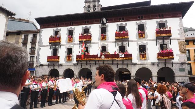 Los azpeitiarras cuentan ya los días para que la alegría y la música inunde sus calles la víspera del día de San Ignacio.