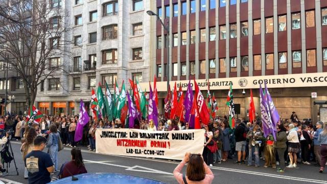 Movilización de las trabajadoras de comedores escolares frente a la sede del Gobierno Vasco en Bilbao.