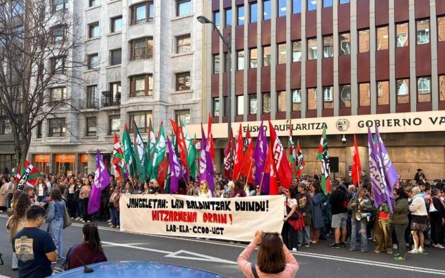 Movilización de las trabajadoras de comedores escolares frente a la sede del Gobierno Vasco en Bilbao.