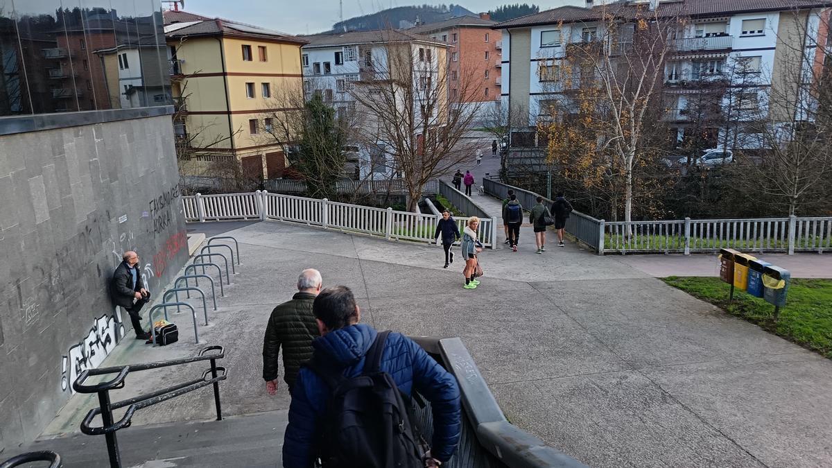 Personas usuarias del polideportivo abandonando las instalaciones tras ser desalojadas.