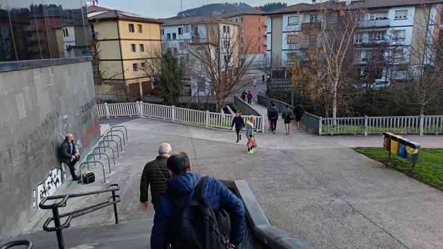 Personas usuarias del polideportivo abandonando las instalaciones tras ser desalojadas.