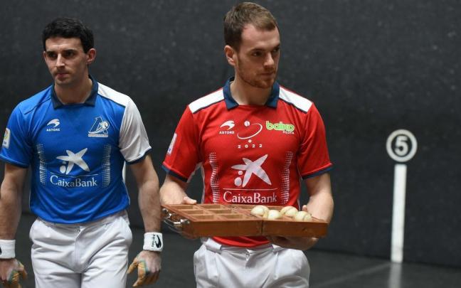 Unai Laso y Jokin Altuna, durante la elección de material de este martes en el frontón Bizkaia de Bilbao.