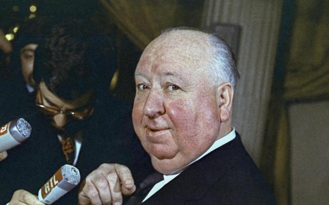 Alfred Hitchcok mientras atiende a la prensa en 1972.