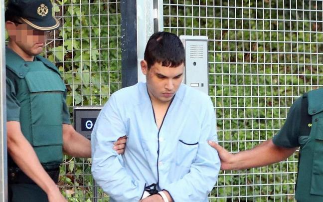 Mohamed Houli Chemlal es custodiado por dos agentes. / EFE Mohamed Houli Chemlal es custodiado por dos agentes.