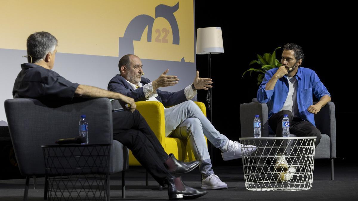 Karra Elejalde y Paco León hablan sobre su profesión con el Gran Wyoming en las Jornadas sobre el Oficio Cinematográfico de Las Palmas de Gran Canaria.