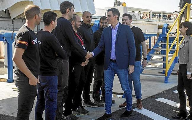 El presidente del Gobierno español, Pedro Sánchez, durante una visita a una fábrica en Huelva el pasado fin de semana. | FOTO: E. P. El presidente del Gobierno español, Pedro Sánchez, durante una visita a una fábrica en Huelva el pasado fin de semana. | FOTO: E. P.