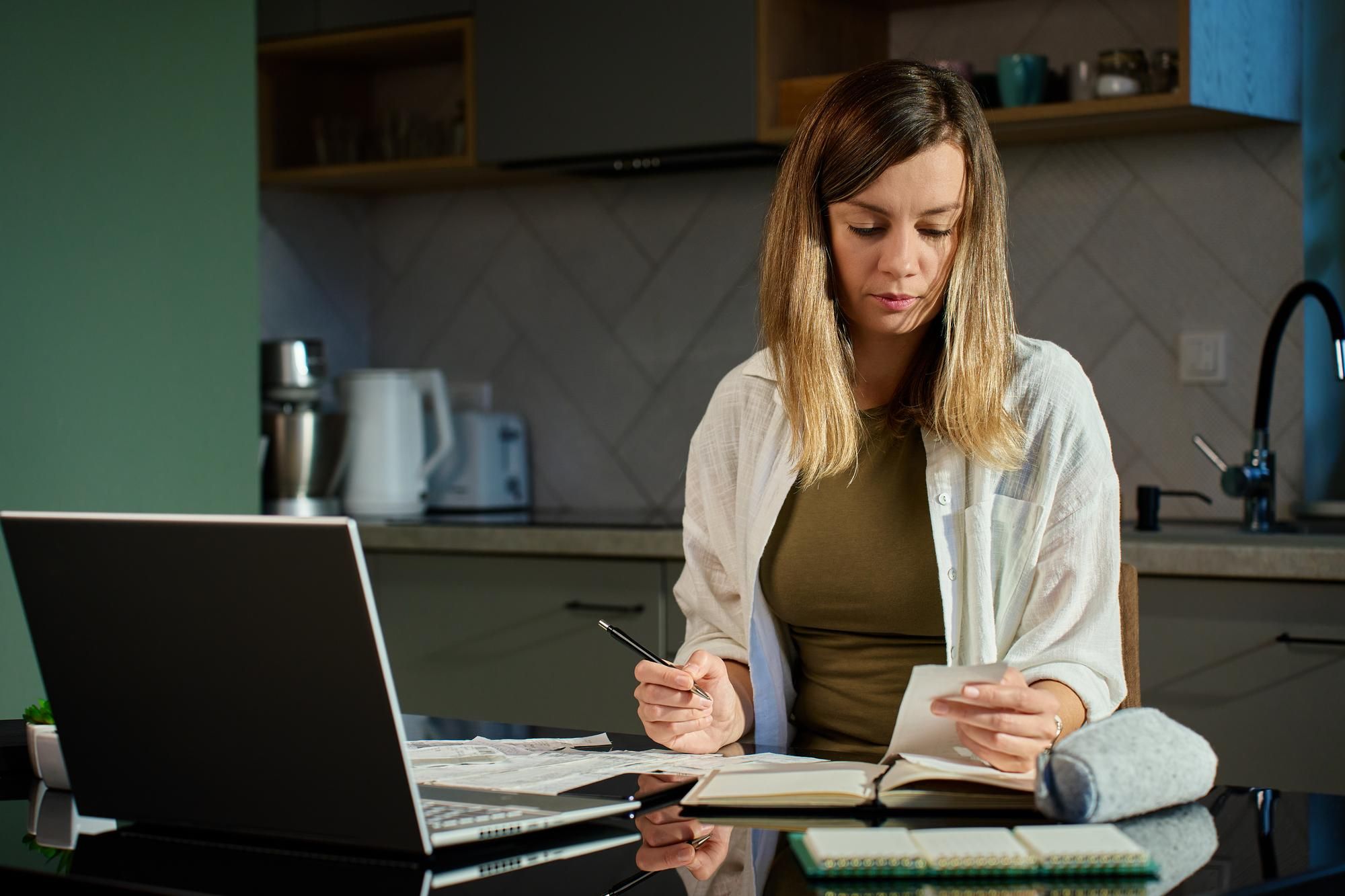 Una mujer hace números para controlar sus finanzas personales.