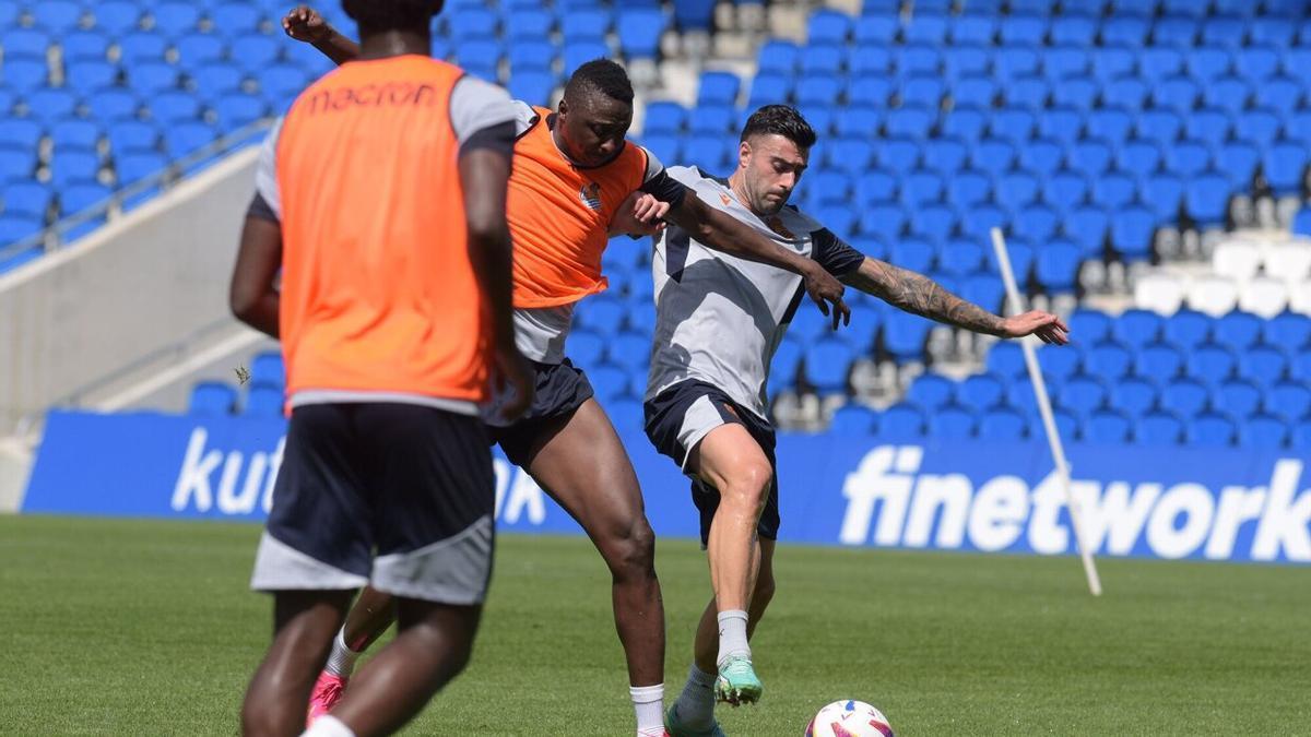 Diego Rico pugna con Sadiq durante un entrenamiento de la presente pretemporada. / PEDRO MARTINEZ