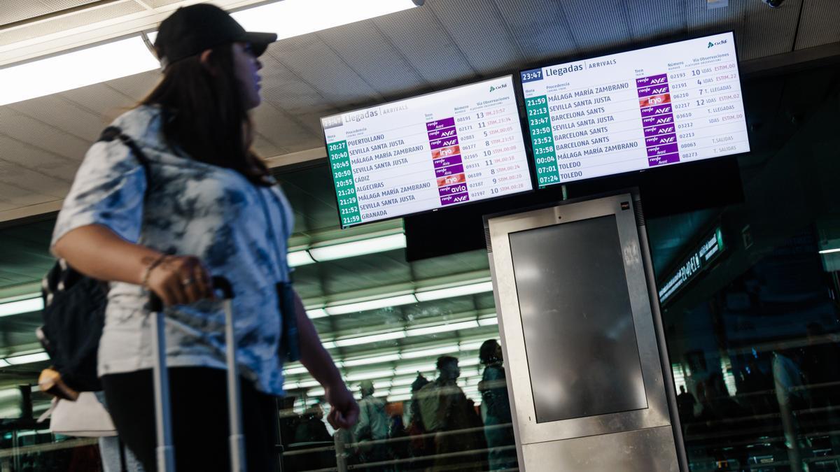 Carteles con las horas de llegada de los trenes en la Estación de Atocha
