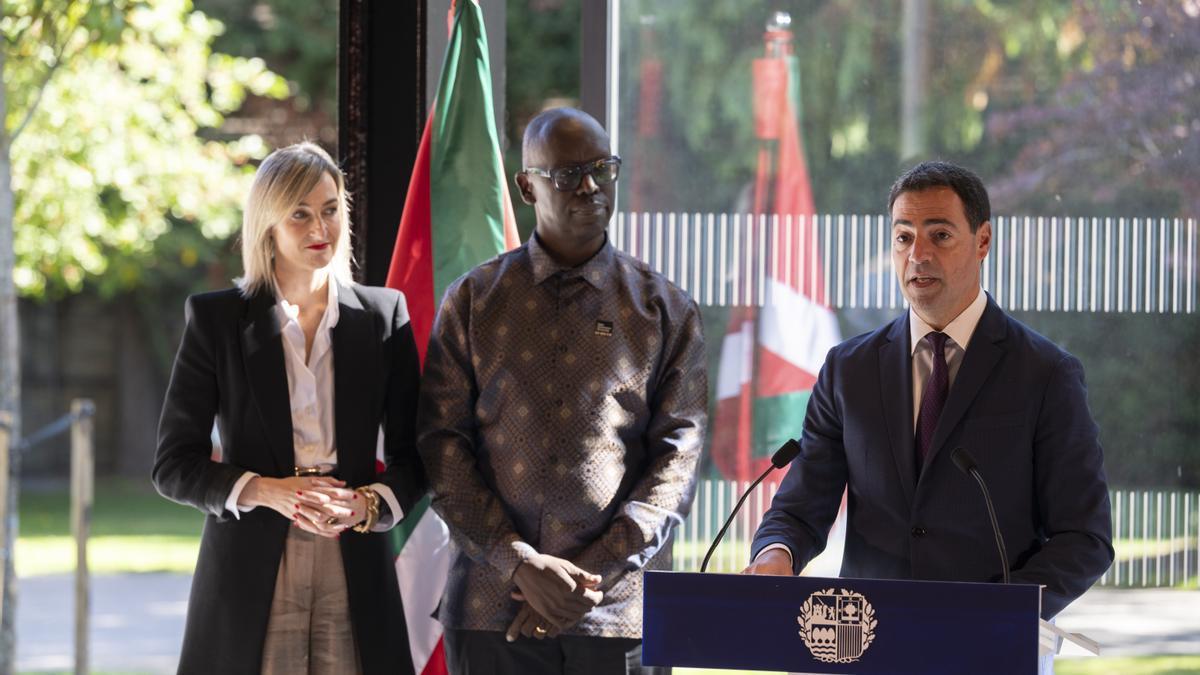 Pradales junto a María Ubarretxena y uno de los participantes en la IX Cumbre Global OGP 2025 .