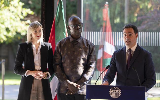 Pradales junto a María Ubarretxena y uno de los participantes en la IX Cumbre Global OGP 2025 .