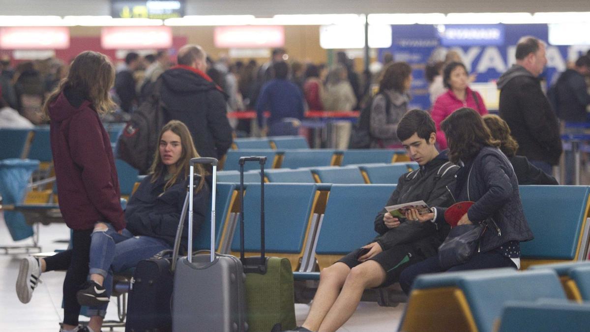 Pasajeros en Foronda esperando la salida de un vuelo, en una imagen de archivo