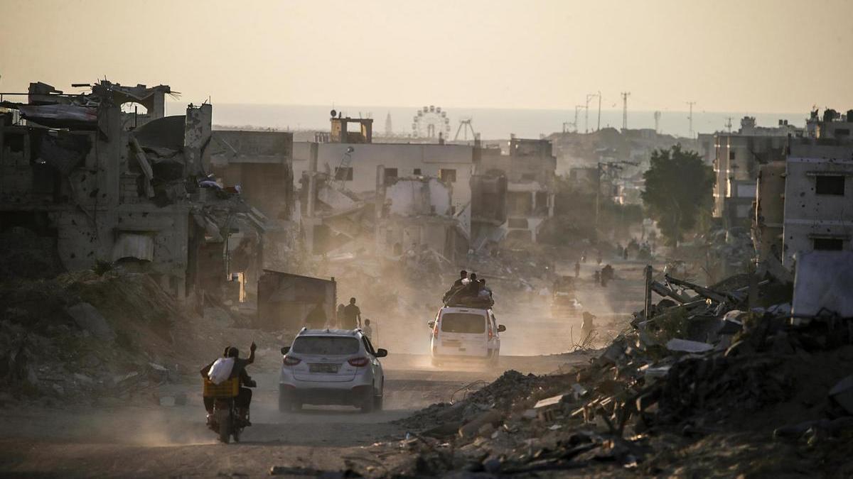 Palestinos abandonan Jan Yunis tras una orden de evacuación del Ejército israelí.