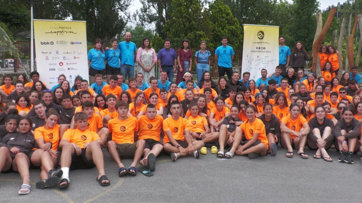 Nerea Melgosa posa con los jóvenes de EuskarAbentura.