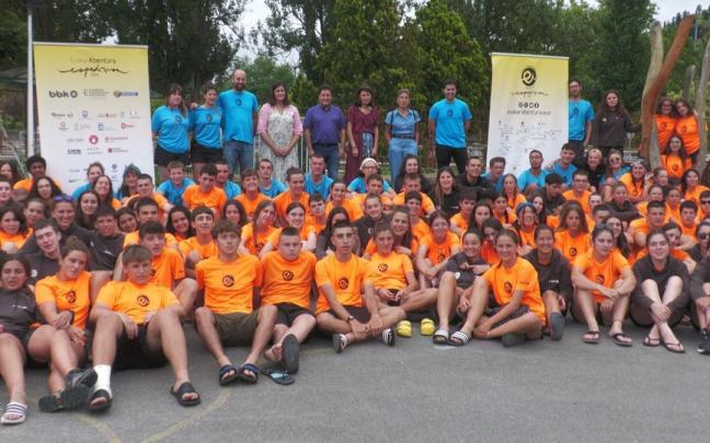 Nerea Melgosa posa con los jóvenes de EuskarAbentura.