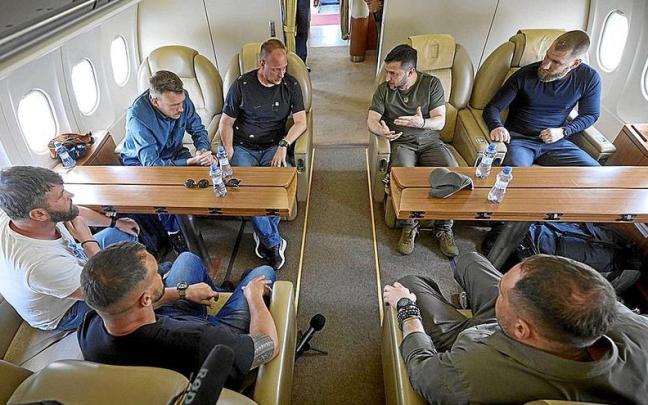 El presidente Volodímir Zelenski regresó de Estambul en su avión con cinco comandantes que lideraron la batalla de Azovstal. | FOTO: EFE