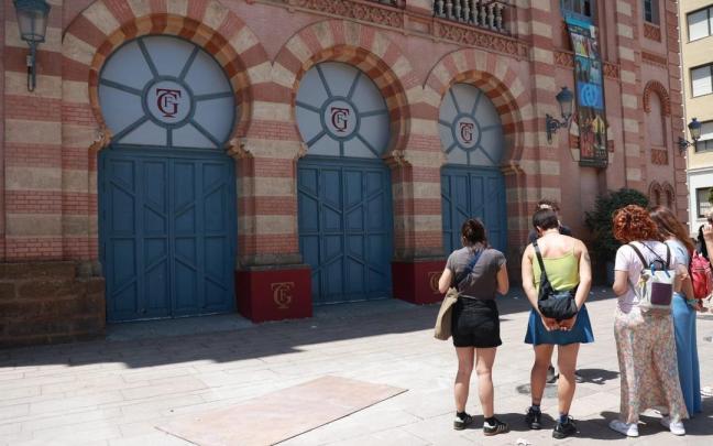 Puerta del Gran Teatro Falla con las marcas de donde iba a colocarse una estrella en homenaje a Juan Carlos Aragón.