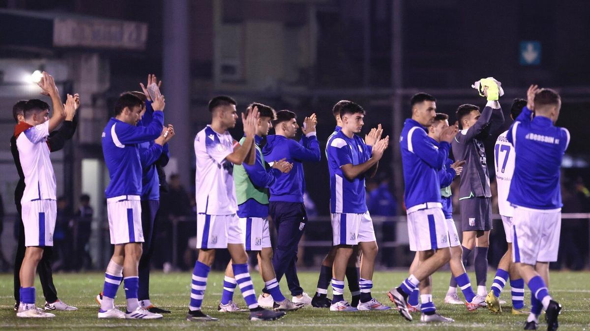 Los jugadores del Beasain saludan al público congregado en Loinaz para presenciar el partido copero ante el Cartagena.