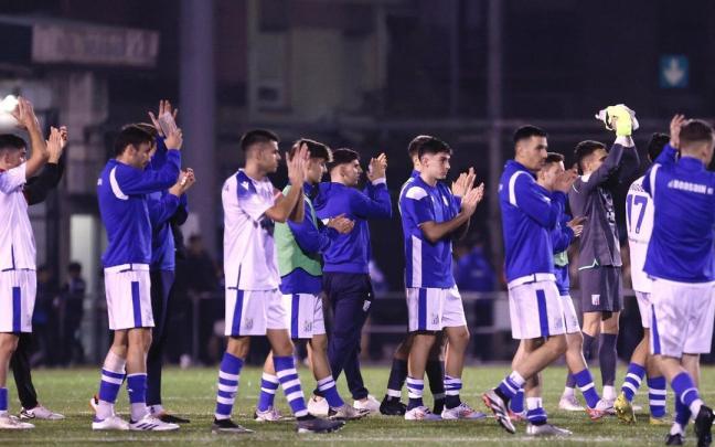 Los jugadores del Beasain saludan al público congregado en Loinaz para presenciar el partido copero ante el Cartagena.