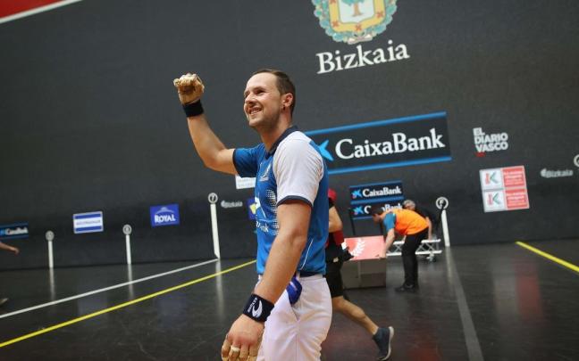 Elordi celebra, puño en alto, su victoria en el Frontón Bizkaia.