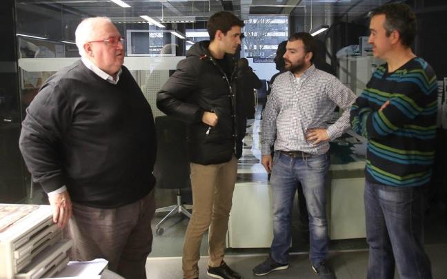 Iñaki de Mujika, tras entrevistar a Xabi Prieto, junto a los redactores Ramón Sánchez y Mikel Recalde, en la redacción de Noticias de Gipuzkoa.