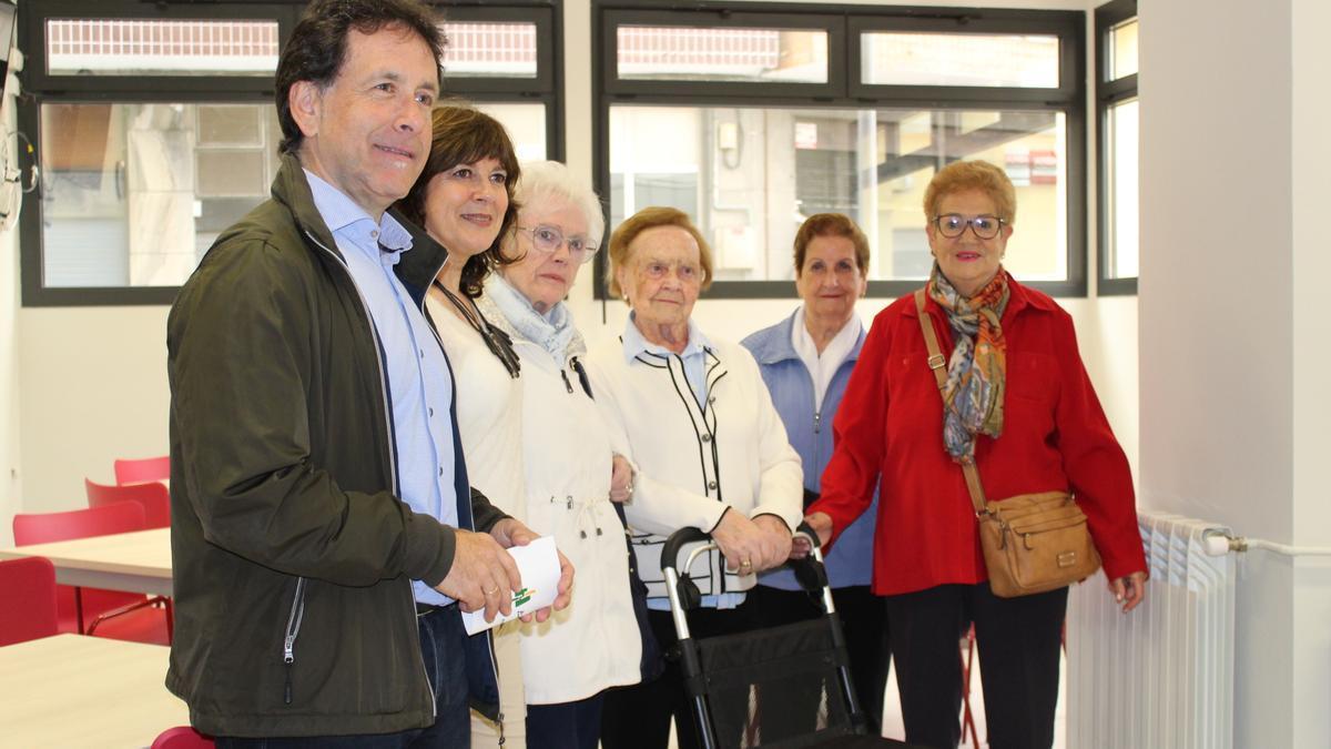 Usuarias del Centro Social con el alcalde y la concejala de Política Social