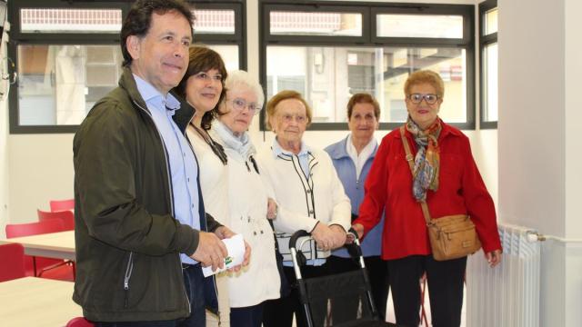 Usuarias del Centro Social con el alcalde y la concejala de Política Social
