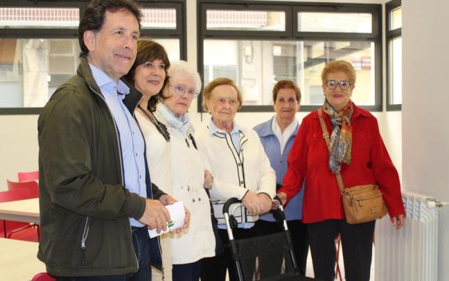 Usuarias del Centro Social con el alcalde y la concejala de Política Social