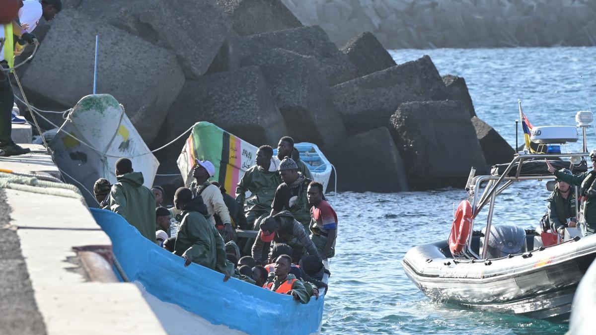 Llegada de un cayuco a la isla de El Hierro