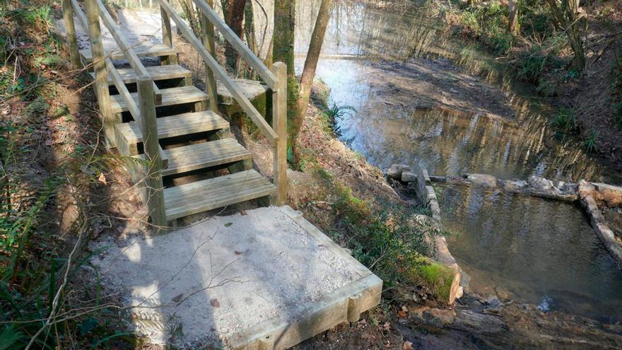 Escalera colocada junto al lavadero para pasar junto a él con comodidad.