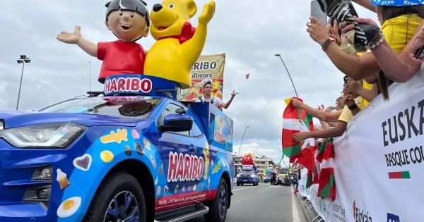 La colorida caravana del Tour alegra las calles de Amorebieta-Etxano