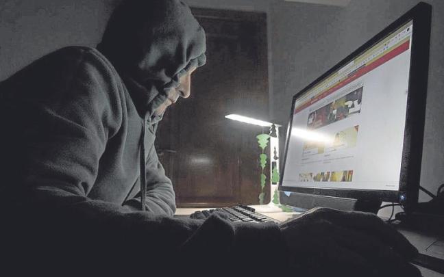 Simulación de la realización de un delito utilizando las nuevas tecnologías. | FOTO: PATXI CASCANTE