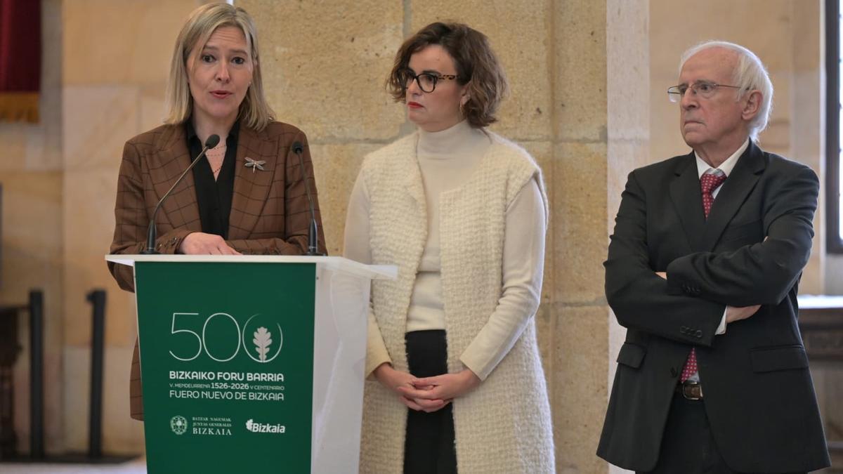 Ana Otadui, Elixabete Etxanobe y Gregoria Monreal en el acto celebrado en la Casa de Juntas de Gernika