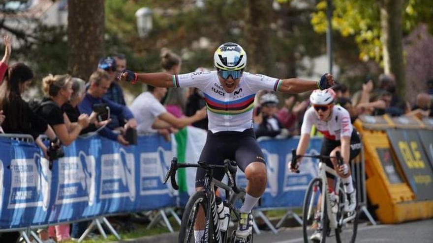 Paula Ostiz, victoriosa.